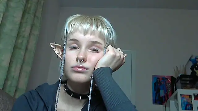 Snapshot of Paradoxy_ chatting on December 20, 2025, 9:44 pm Paradoxy online show from December 20, 2025, 9:44 pm