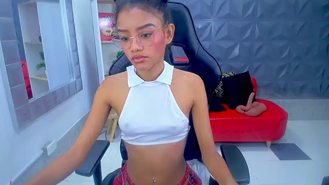 adisson petite1 online show from October 26, 2025, 1:06 pm