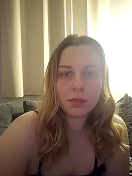 Snapshot of Brutal_brunettexx chatting on August 3, 2026, 2:43 am Brutal brunettexx online show from August 3, 2026, 2:43 am