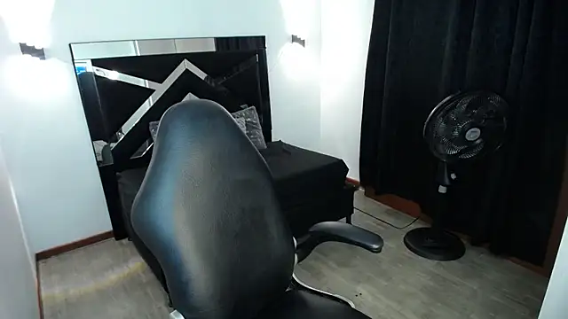 MarianaRojas  online show from June 15, 2026, 2:14 am