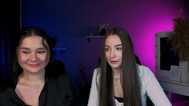 Snapshot of leslie_bird chatting on October 1, 2025, 1:28 pm leslie bird online show from October 1, 2025, 1:28 pm