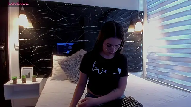 ZOE LE online show from October 21, 2025, 11:44 am