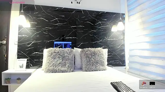 ZOE LE online show from February 3, 2026, 11:37 am