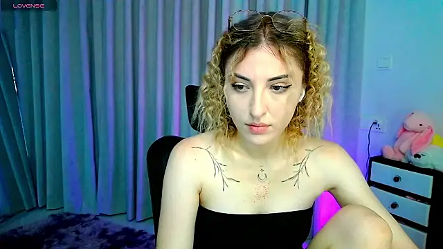 Snapshot of AmyVilvet_ chatting on March 13, 2026, 9:21 pm AmyVilvet online show from March 13, 2026, 9:21 pm