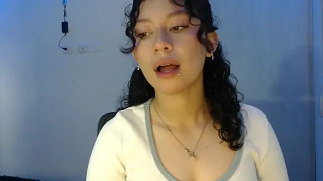 Ivonnybonn online show from October 24, 2025, 3:19 pm