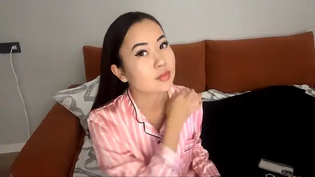 Ur neighbor Kira online show from November 6, 2025, 1:12 pm