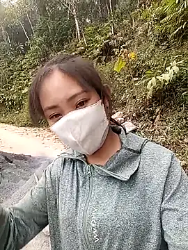 bree-zz online show from December 18, 2025, 4:18 am