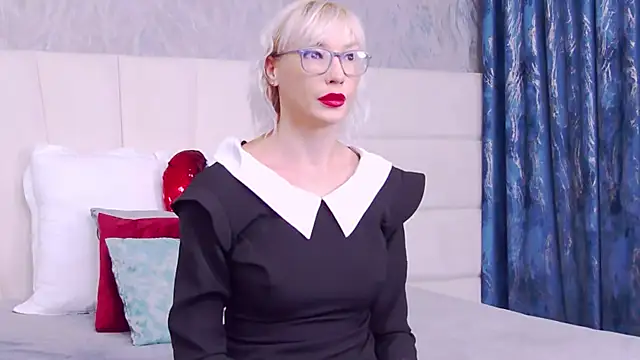 LoreneMoonlight online show from October 10, 2025, 8:08 pm