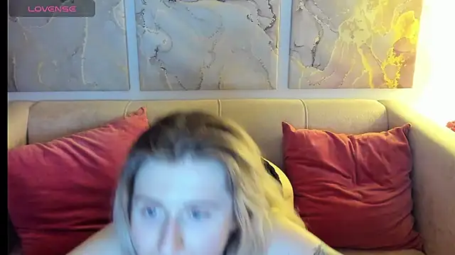 CamillaDreamer online show from April 19, 2026, 4:28 pm