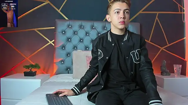 Lian Miller1  online show from October 28, 2025, 12:30 pm