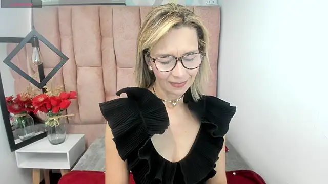 Issa Milf   online show from June 4, 2026, 1:39 pm