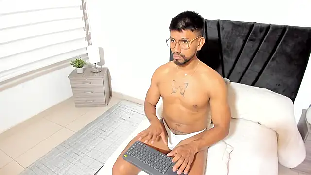 Taylormaccurdy  online show from October 22, 2025, 3:56 pm