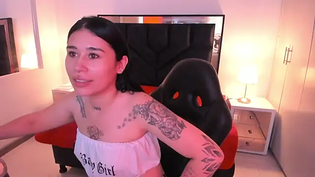 SusanVilla online show from November 14, 2025, 7:34 pm