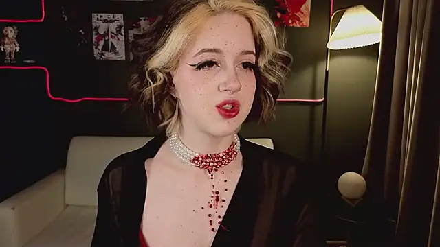 luna son online show from April 21, 2026, 9:39 pm