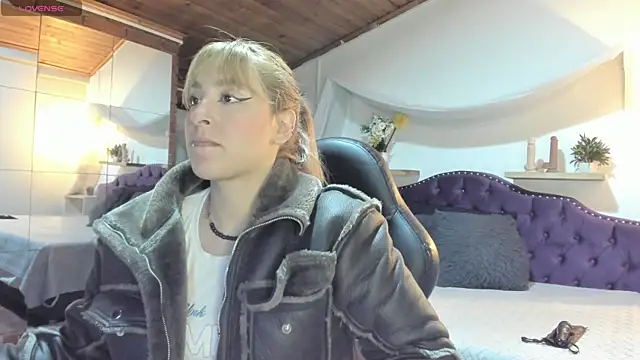 sophialyh 1 online show from December 19, 2025, 12:34 pm