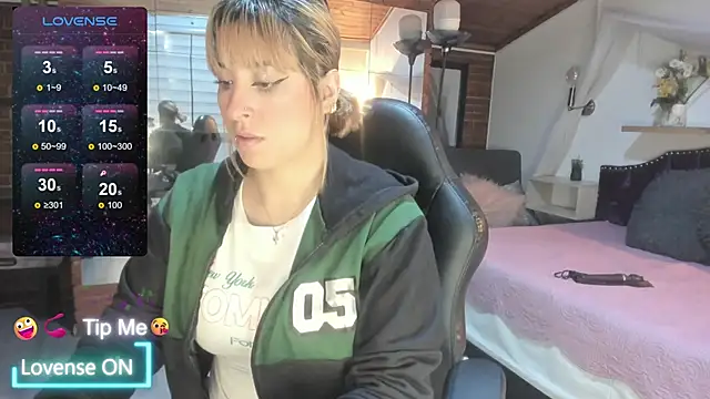 sophialyh 1 online show from March 26, 2026, 12:55 pm