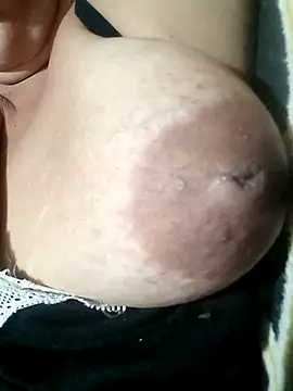 Hotmommax online show from October 22, 2025, 7:24 pm