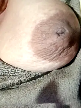 Hotmommax online show from October 26, 2025, 6:25 pm