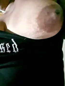 Hotmommax online show from January 9, 2026, 8:32 pm