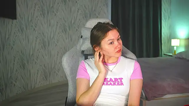 LewisThrone online show from September 28, 2025, 4:29 am