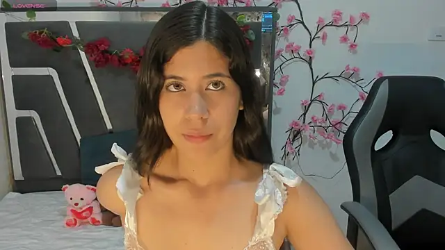 Snapshot of KendallMiller2 chatting on October 17, 2025, 7:27 pm KendallMiller2 online show from October 17, 2025, 7:27 pm