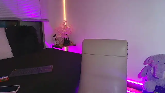 Snapshot of Sussyroxxx chatting on June 19, 2026, 2:05 am Sussyroxxx online show from June 19, 2026, 2:05 am
