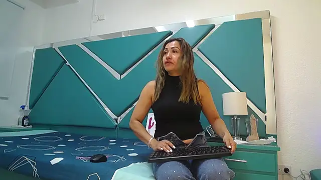 Snapshot of chloe__Jones_ chatting on April 24, 2026, 1:02 pm chloe Jones online show from April 24, 2026, 1:02 pm