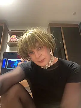 JoniGiuliani online show from December 1, 2025, 10:04 pm