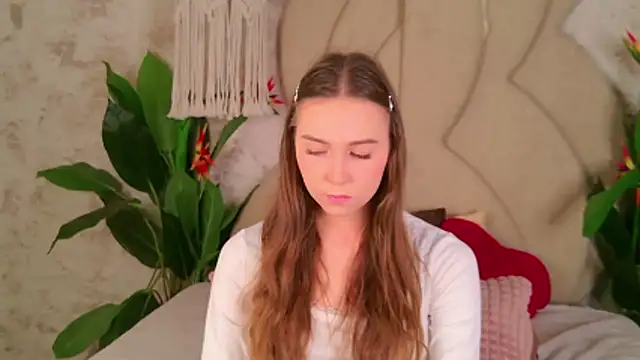 OliviaLay online show from November 14, 2025, 11:20 am