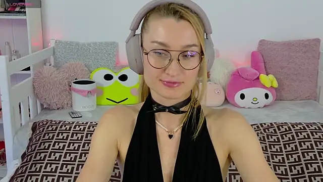 MysticRoxanne online show from November 18, 2025, 6:34 pm