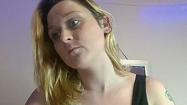 Queen2454 online show from October 16, 2025, 8:54 pm