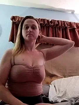 Snapshot of Queen2454 chatting on April 24, 2026, 10:07 am Queen2454 online show from April 24, 2026, 10:07 am