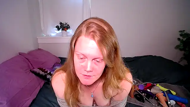 Snapshot of naughtyfox89 chatting on August 6, 2026, 10:44 pm naughtyfox89 online show from August 6, 2026, 10:44 pm