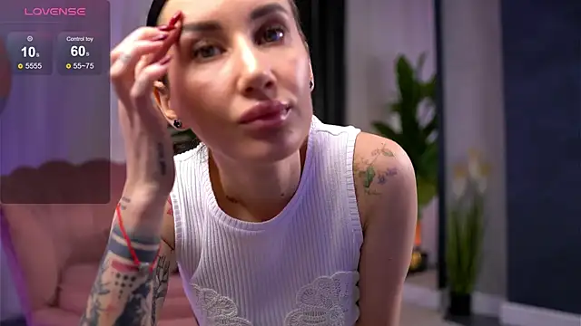 SerenaVelour online show from November 4, 2025, 11:09 am