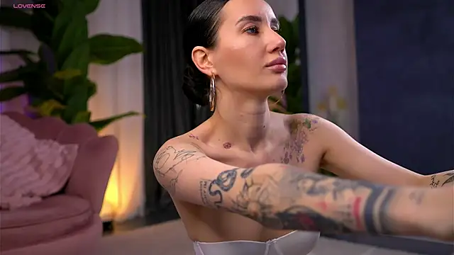 SerenaVelour online show from November 15, 2025, 4:25 pm