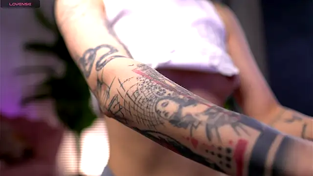 SerenaVelour online show from November 29, 2025, 2:31 pm