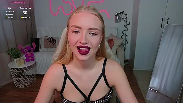 Snapshot of TessaGrays chatting on April 30, 2026, 10:32 am TessaGrays online show from April 30, 2026, 10:32 am