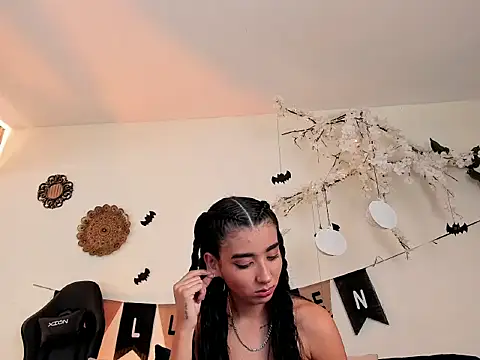 cloe taylor   online show from October 8, 2025, 3:15 am