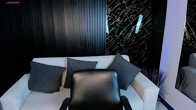 VenusCooper online show from November 8, 2025, 6:40 pm