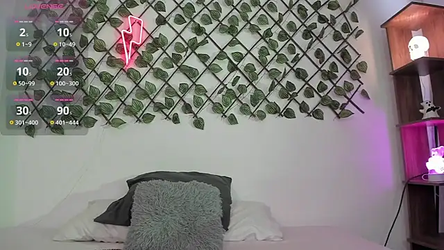 Shinny Crystal online show from October 30, 2025, 1:23 pm