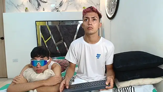 VERY HOT GUYS online show from November 23, 2025, 1:33 pm