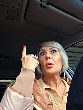 KirraWhite online show from November 8, 2025, 6:24 am