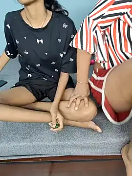 Unique girls90 online show from April 15, 2026, 12:34 pm