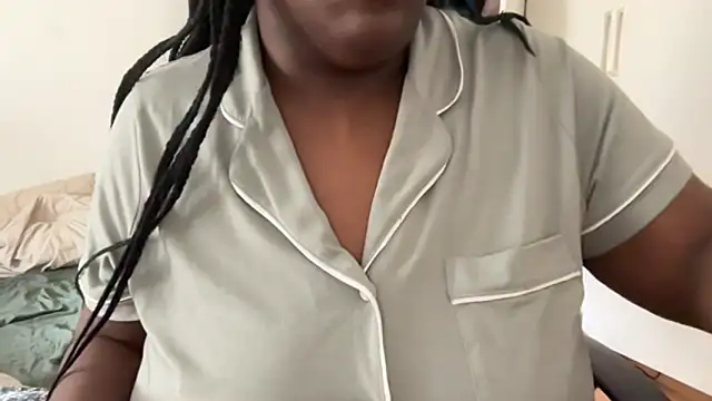 nanaisbackk online show from April 5, 2026, 12:35 pm