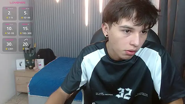 Snapshot of StiwenTwink chatting on June 10, 2026, 1:32 pm StiwenTwink online show from June 10, 2026, 1:32 pm