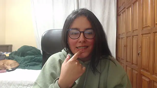 Venus cat  online show from April 17, 2026, 11:19 pm