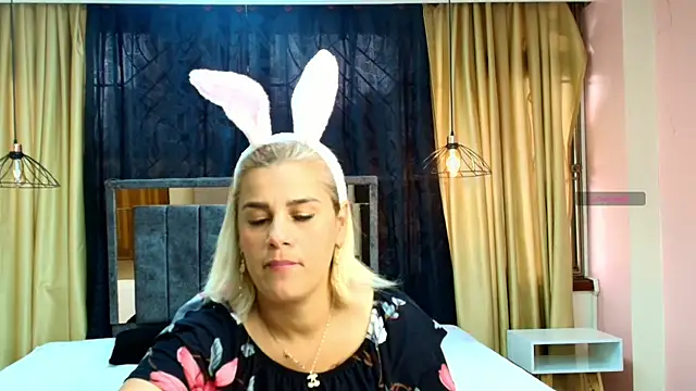 scarlet milf  online show from October 23, 2025, 7:34 pm