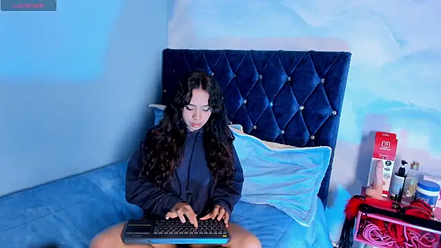 laylaa fox online show from October 8, 2025, 7:44 pm