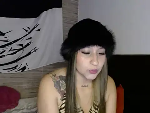 LV MOONWOMAN online show from October 9, 2025, 4:32 am