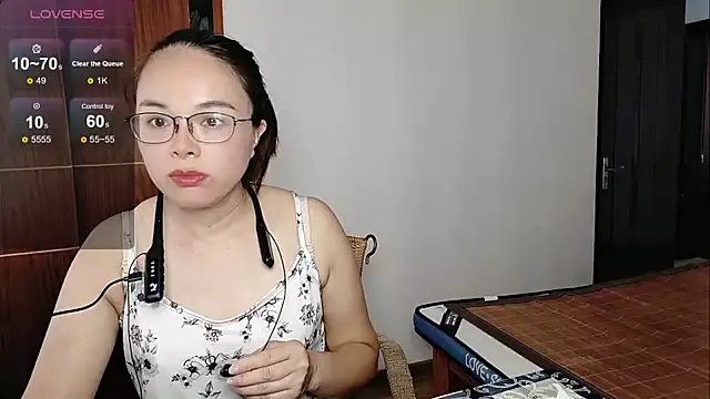 yueliang-166 online show from October 9, 2025, 8:12 am